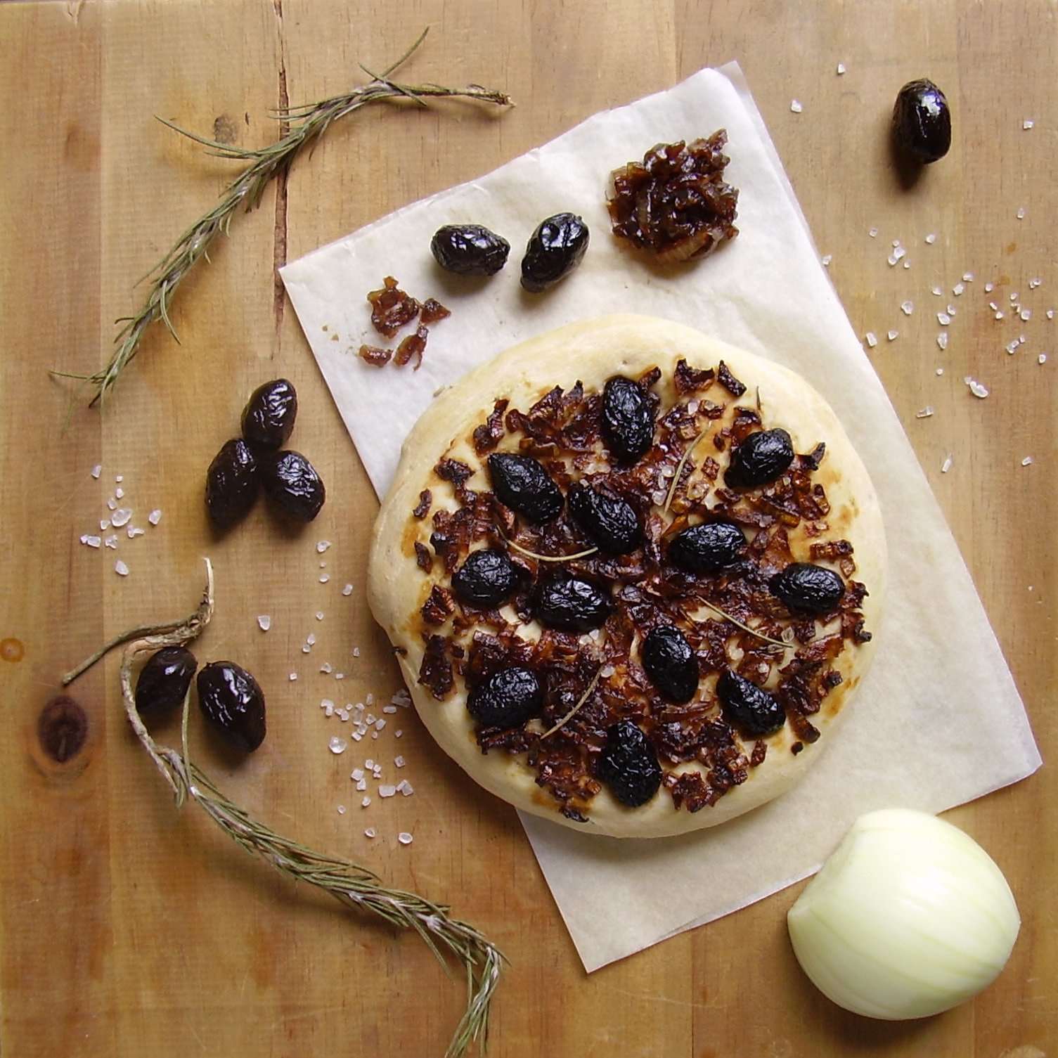 Focaccia aux olives et à l’oignon caramélisé