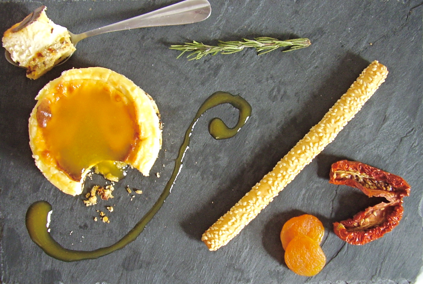 Cheesecake à la tomme de Savoie, base au romarin et tomates séchées, coulis d’abricot