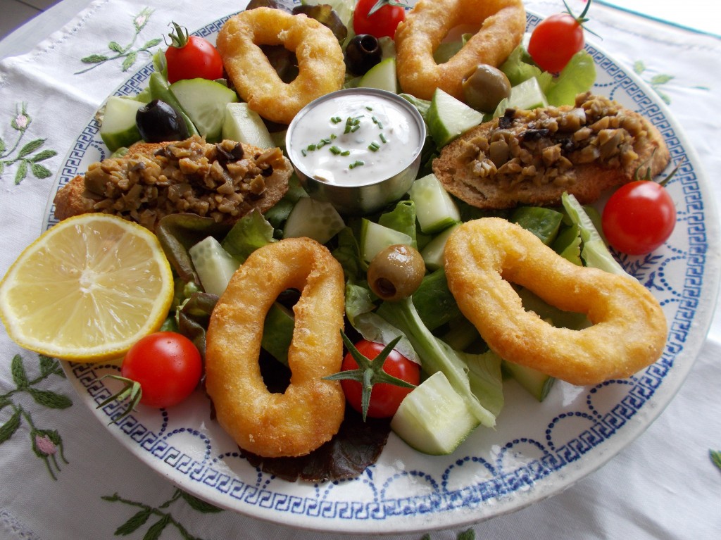 Salade espagnole aux beignets de calamar et tapenade - Toque de Choc