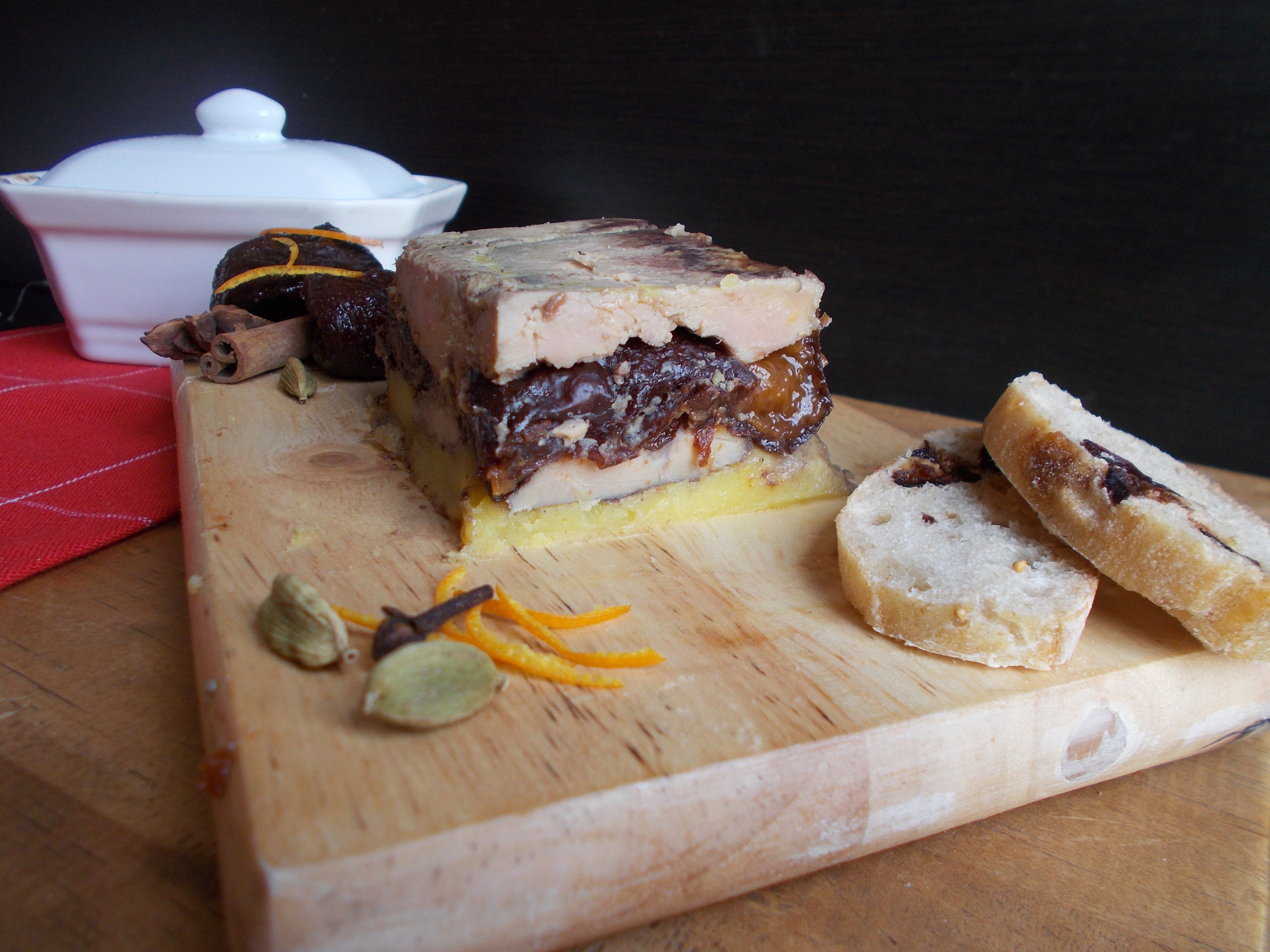 Terrine de foie gras aux pruneaux façon vin chaud