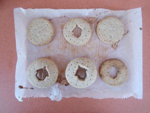 en bas à gauche, les biscuits fourrés avant cuisson