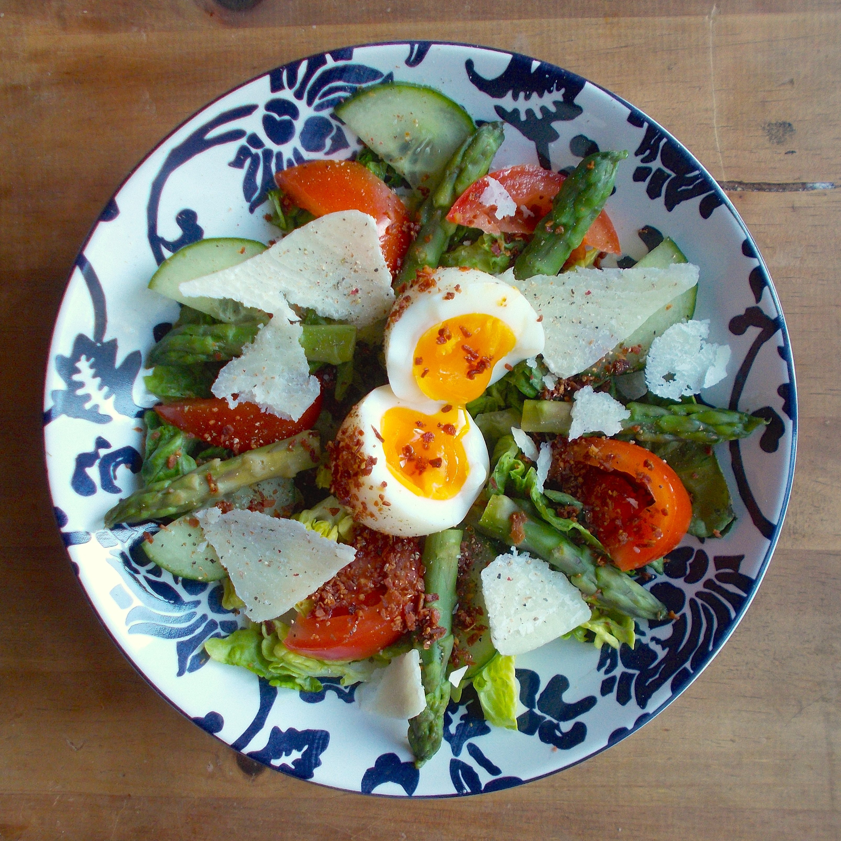 Salade gourmande aux asperges et oeuf mollet