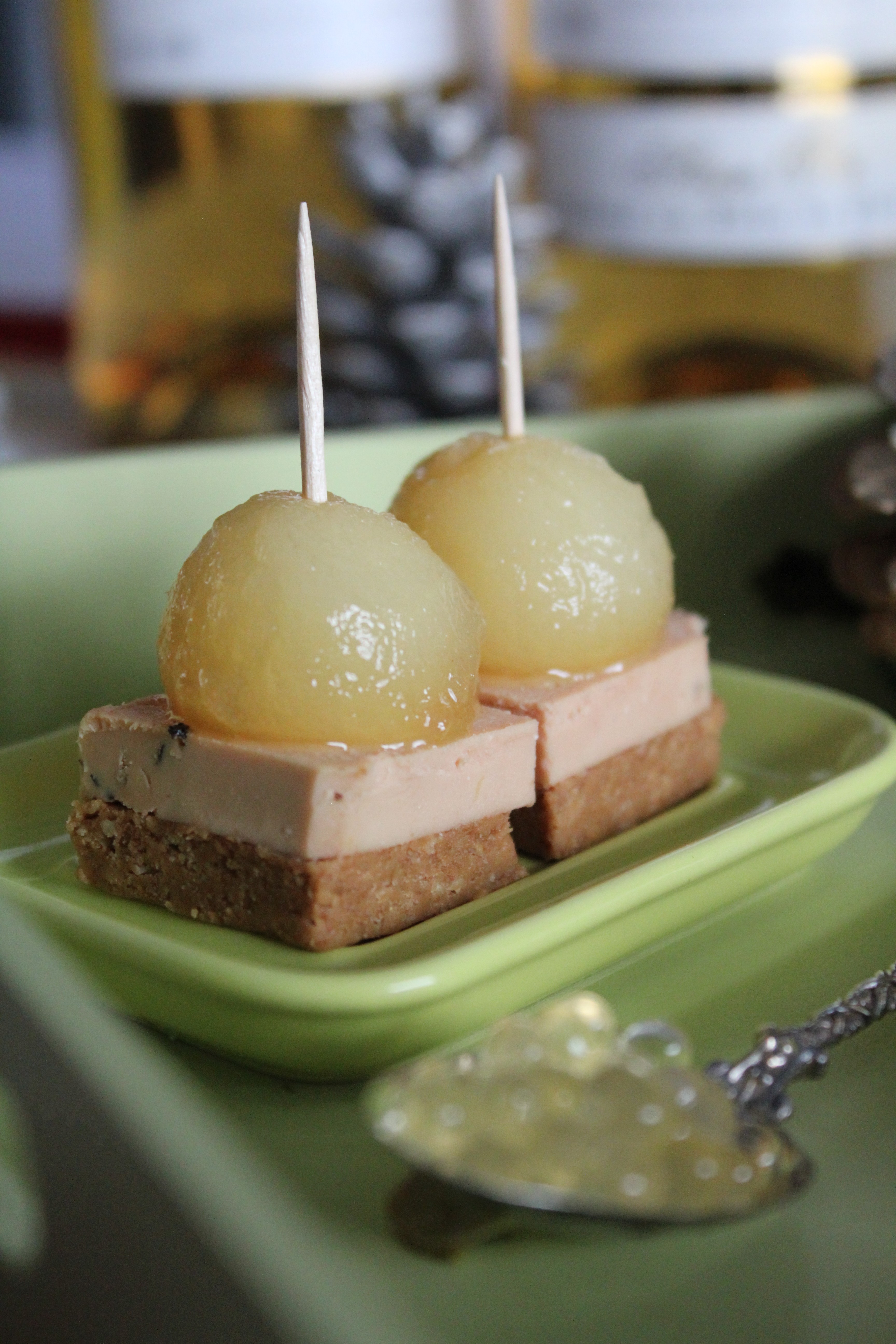 Bouchée de foie gras aux poires pochées et feuilletine spéculoos