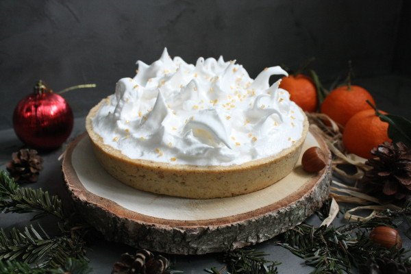 Tarte meringuée mandarine, noisette et fleur d'orangée Tarte meringuée mandarine, noisette et fleur d'orangée
