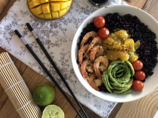 Poke Bowl aux crevettes cajun et chutney de mangue Poke Bowl aux crevettes cajun et chutney de mangue