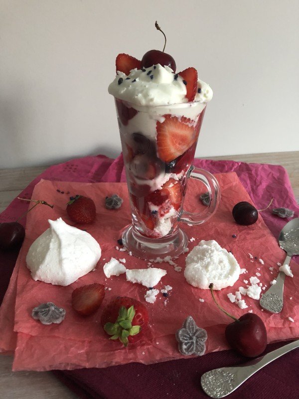 Eton Mess aux fruits rouges et violette Eton Mess aux fruits rouges et violette