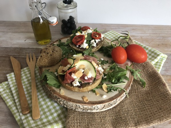 Bruschetta courgette, serrano et feta Bruschetta courgette, serrano et feta