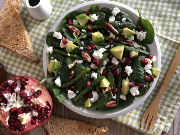 Salade d'asperge à la grenade, chèvre frais et noix de pécan Salade d'asperge à la grenade, chèvre frais et noix de pécan