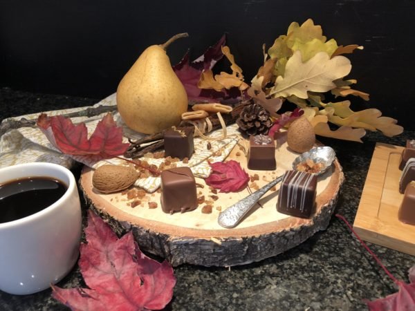 Praline aux poires vanillées et praliné amande feuilletine Praline aux poires vanillées et praliné amande feuilletine
