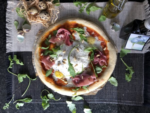 Pizza à la burrata, truffe noire et prosciutto Pizza à la burrata, truffe noire et prosciutto