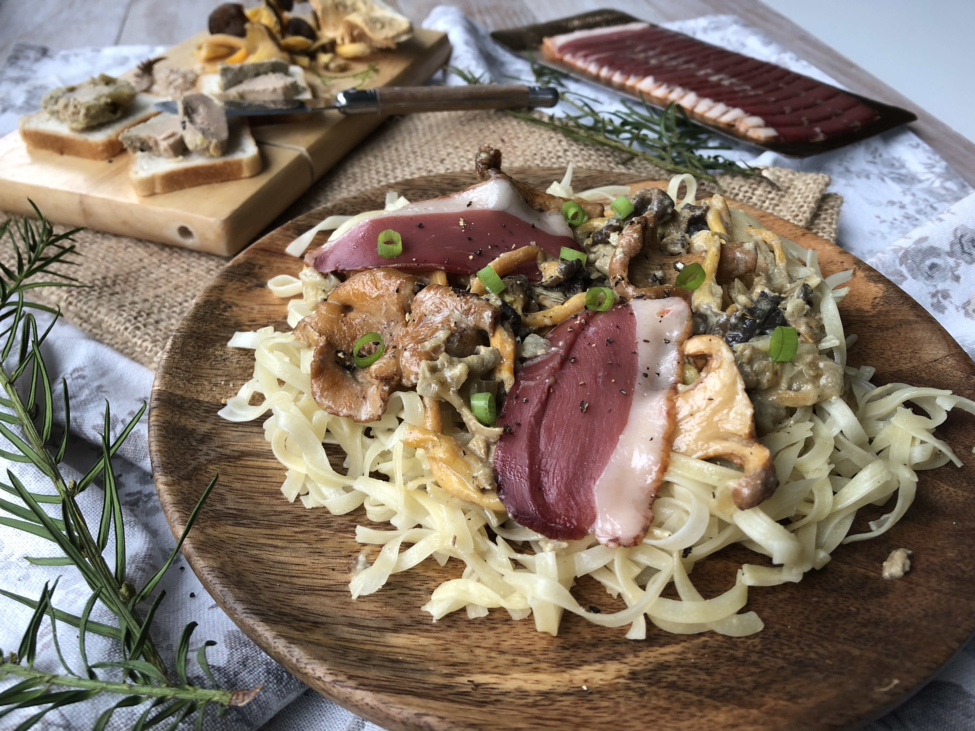 Linguini au magret séché, champignons et sauce au foie gras