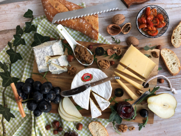 Plateau de fromages #1 : camembert, Etivaz et Valençay Plateau de fromages #1 : camembert, Etivaz et Valençay
