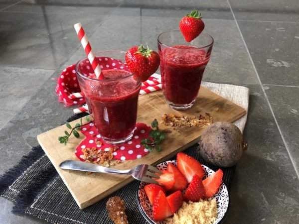 Smoothie fraise, betterave, pomme, menthe et citron vert Smoothie fraise, betterave, pomme, menthe et citron vert