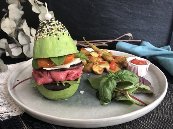 Avocado burger au carpaccio de boeuf Avocado burger au carpaccio de boeuf