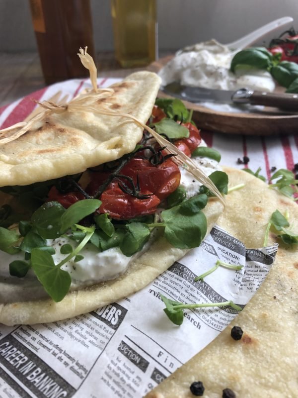 Piadina aubergine, tomates rôties et burrata Piadina aubergine, tomates rôties et burrata