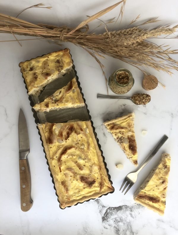 Quiche oignon grelot, poulet rôti et moutarde à l'ancienne Quiche oignon grelot, poulet rôti et moutarde à l'ancienne