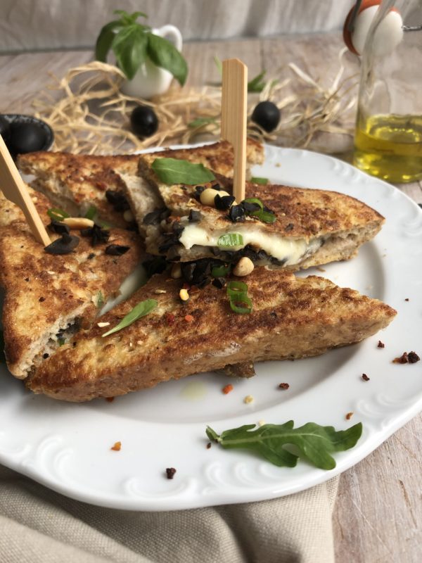 Croque mozzarella, anchois et olives Croque mozzarella, anchois et olives