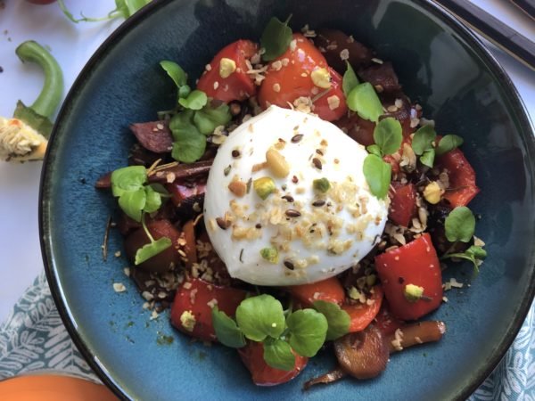 Burata aux légumes rôtis au chorizo et granola au thym Burata aux légumes rôtis au chorizo et granola au thym