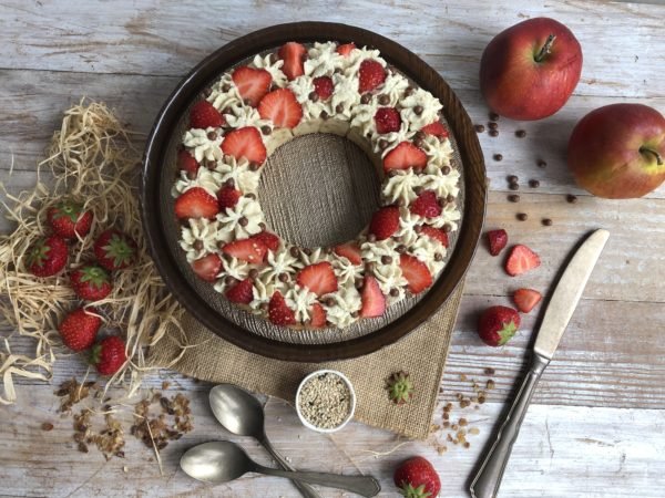 Couronne aux pommes, fraises et sésame Couronne aux pommes, fraises et sésame