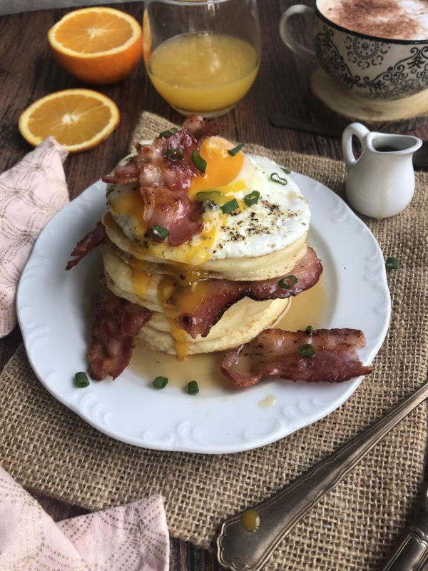 Savory stacks pancakes bacon, oeuf au plat, sirop d'érable Toque de
