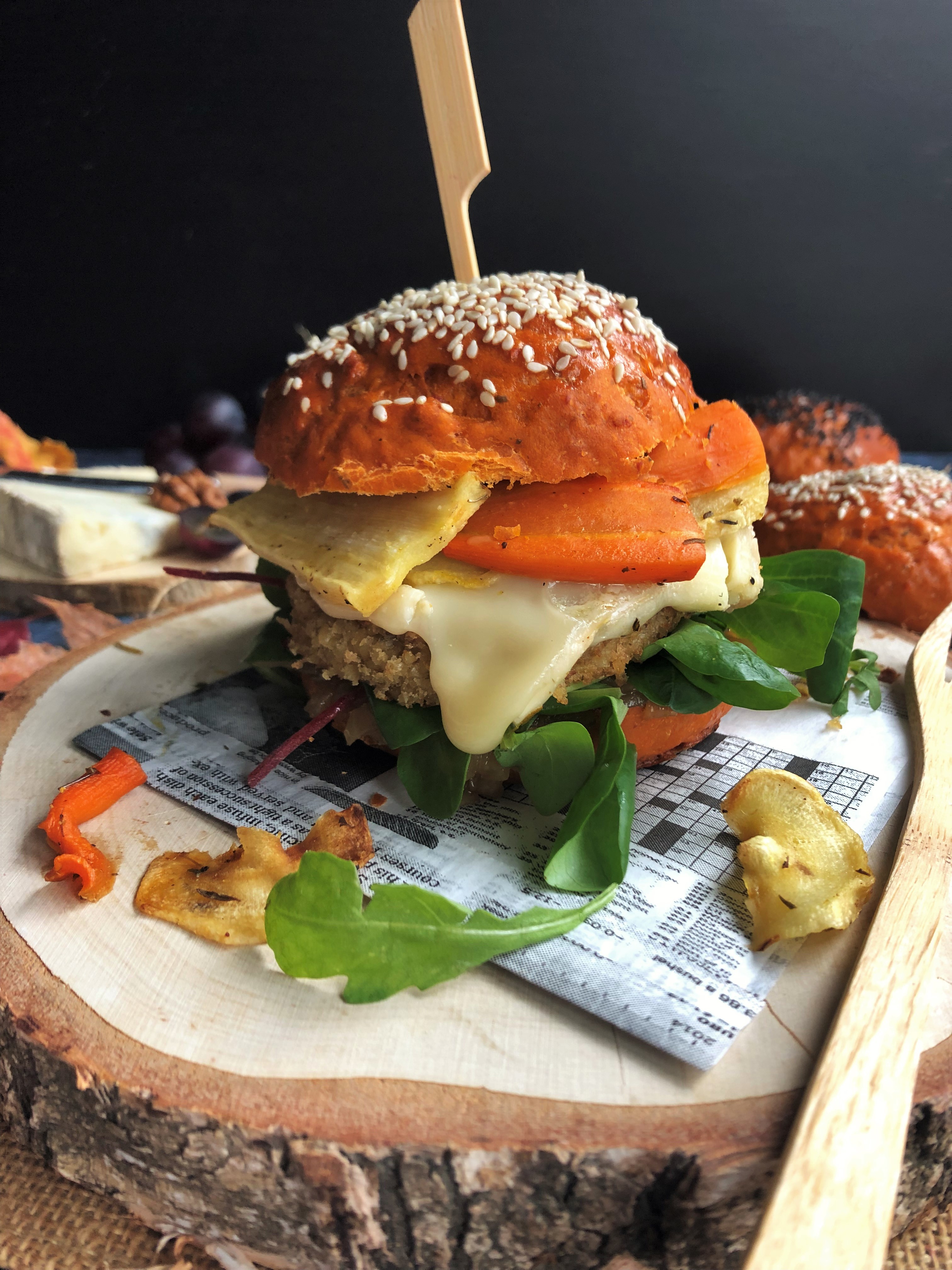 Burger d’automne : steak de champignon, gorgonzola et légumes oubliés