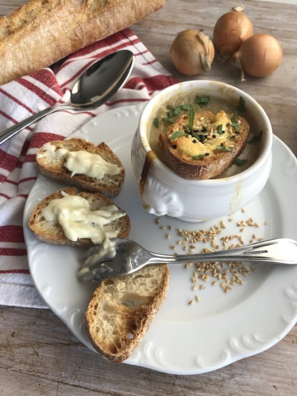 Soupe à l'oignon, sésame et saint marcellin Soupe à l'oignon, sésame et saint marcellin