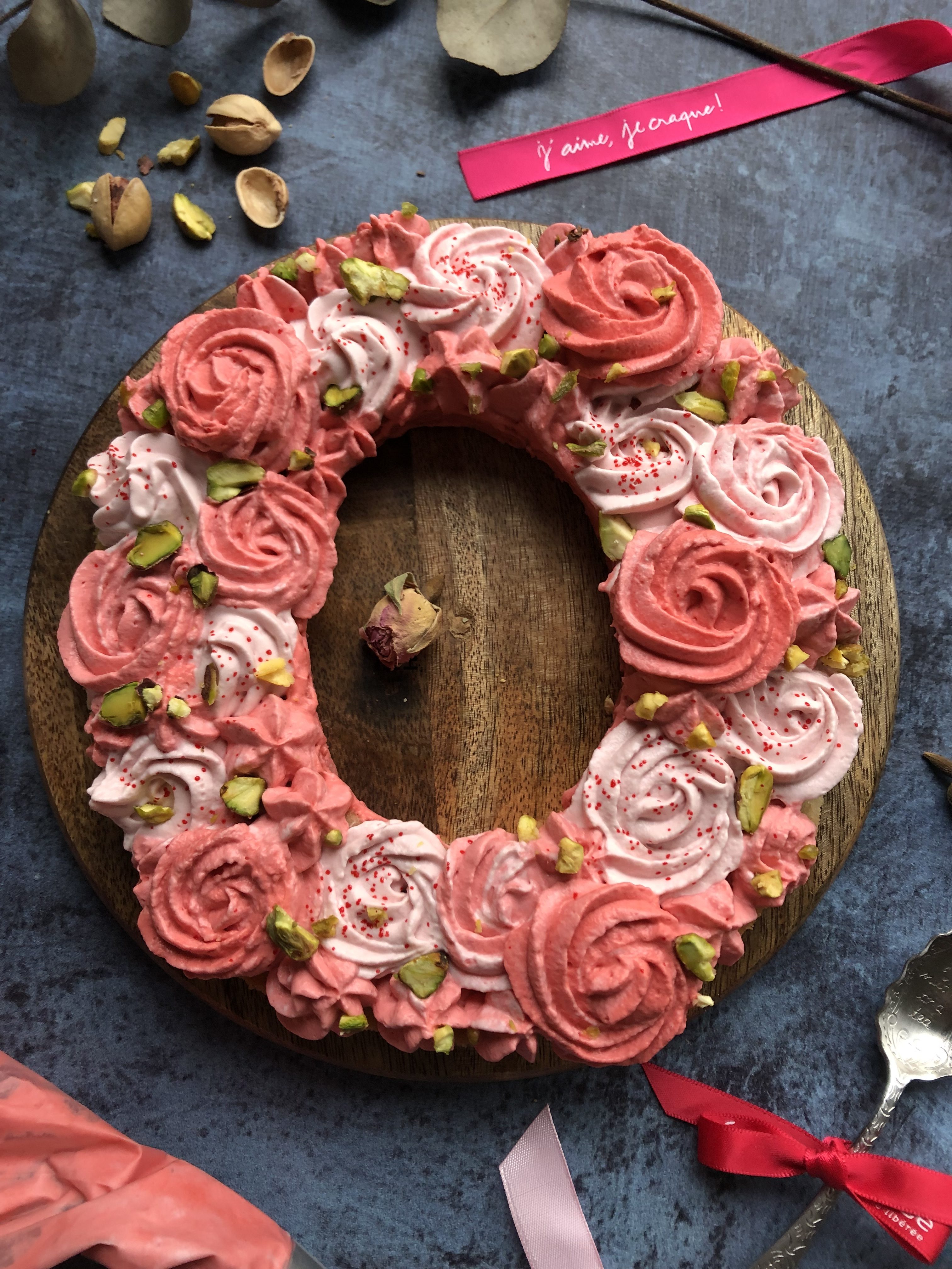 Letter cake NOEL : financier framboise, pistache et rose