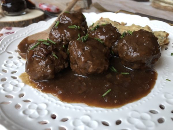 Boulette de boeuf à l'américain préparé, sauce à la bière brune Boulette de boeuf à l'américain préparé, sauce à la bière brune