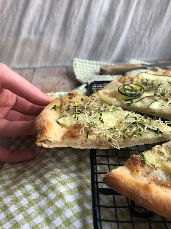 Pizza courgette, oignon, mozza & gorgonzola Pizza courgette, oignon, mozza & gorgonzola