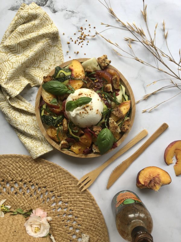 Salade de pêche au bacon, courgette crue et burrata Salade de pêche au bacon, courgette crue et burrata