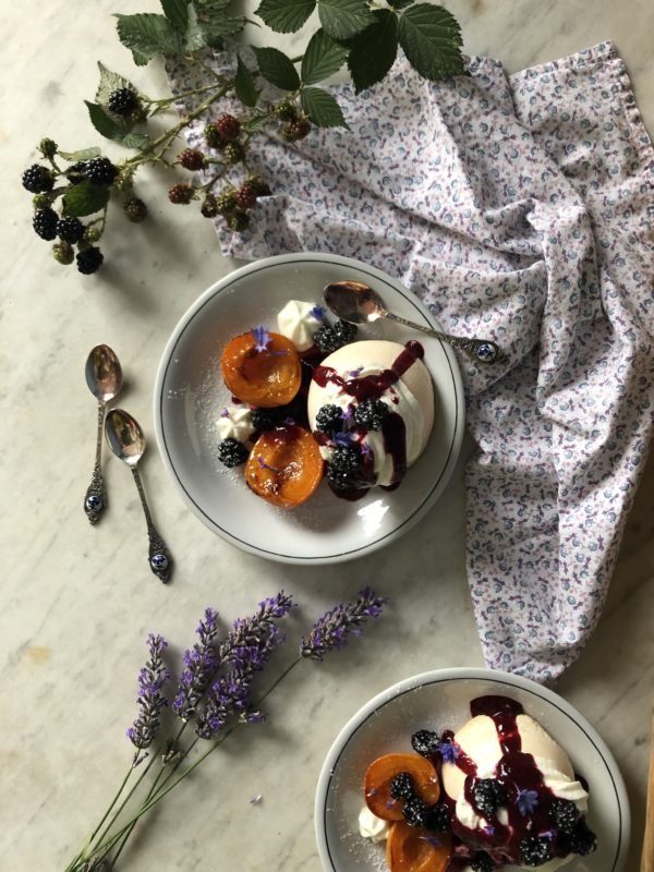 Pavlova mûre, abricot et lavande Pavlova mûre, abricot et lavande
