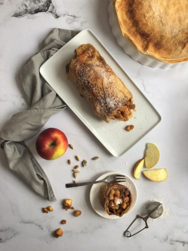 Strudel de crêpes aux pommes, praliné noisette et cardamome Strudel de crêpes aux pommes, praliné noisette et cardamome