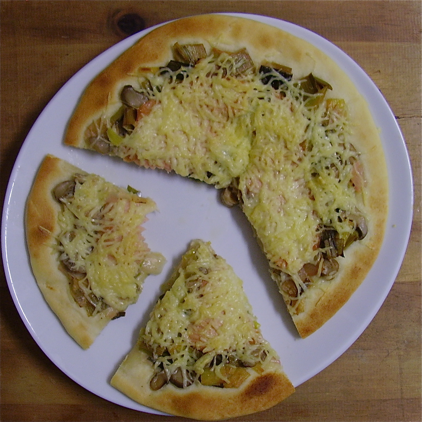 Pizza saumon fumé-poireau-champignon [pâte prête à dérouler]