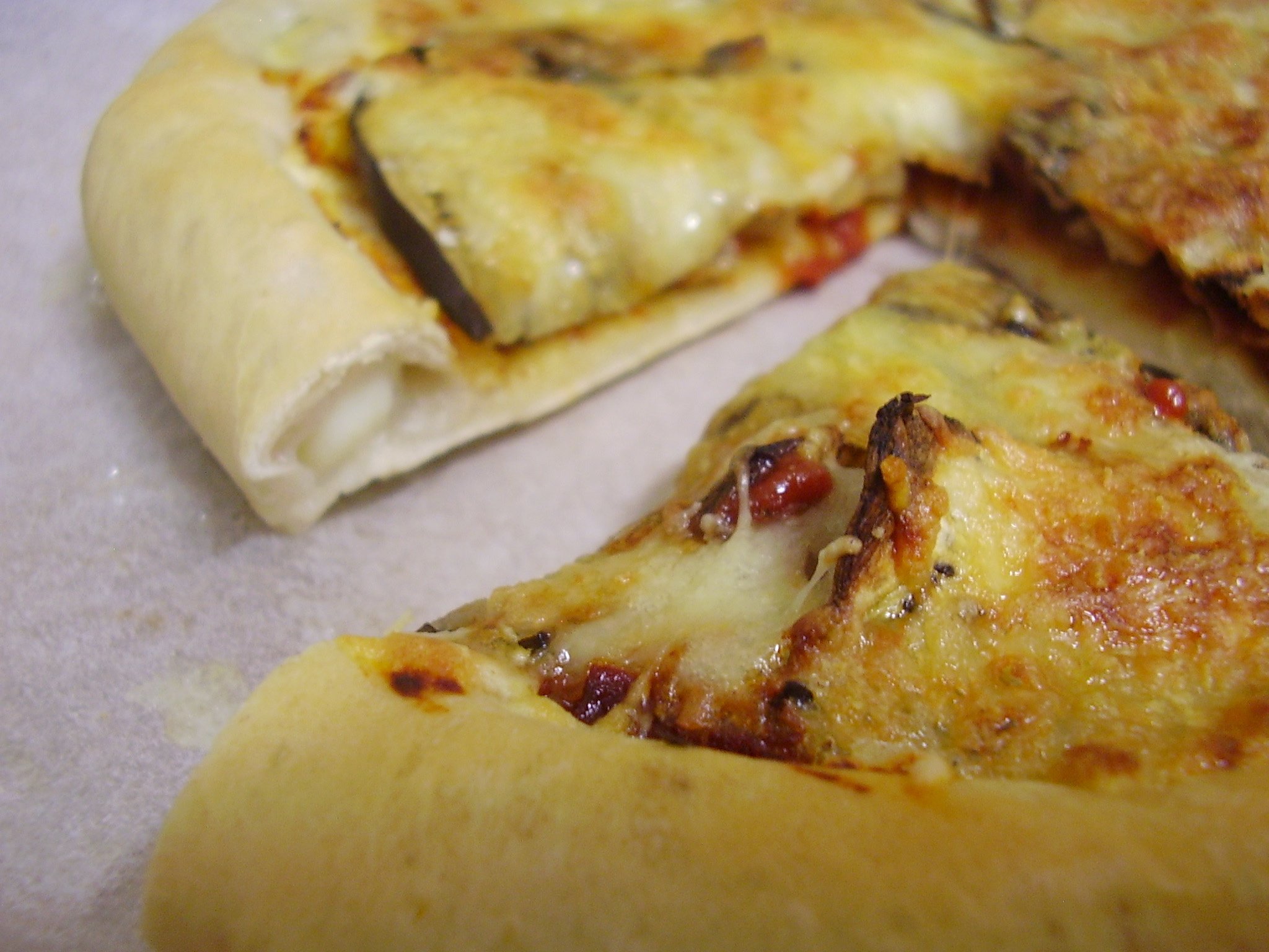 Pizza aubergine-jambon cru avec Mozza Crust façon Domino’s