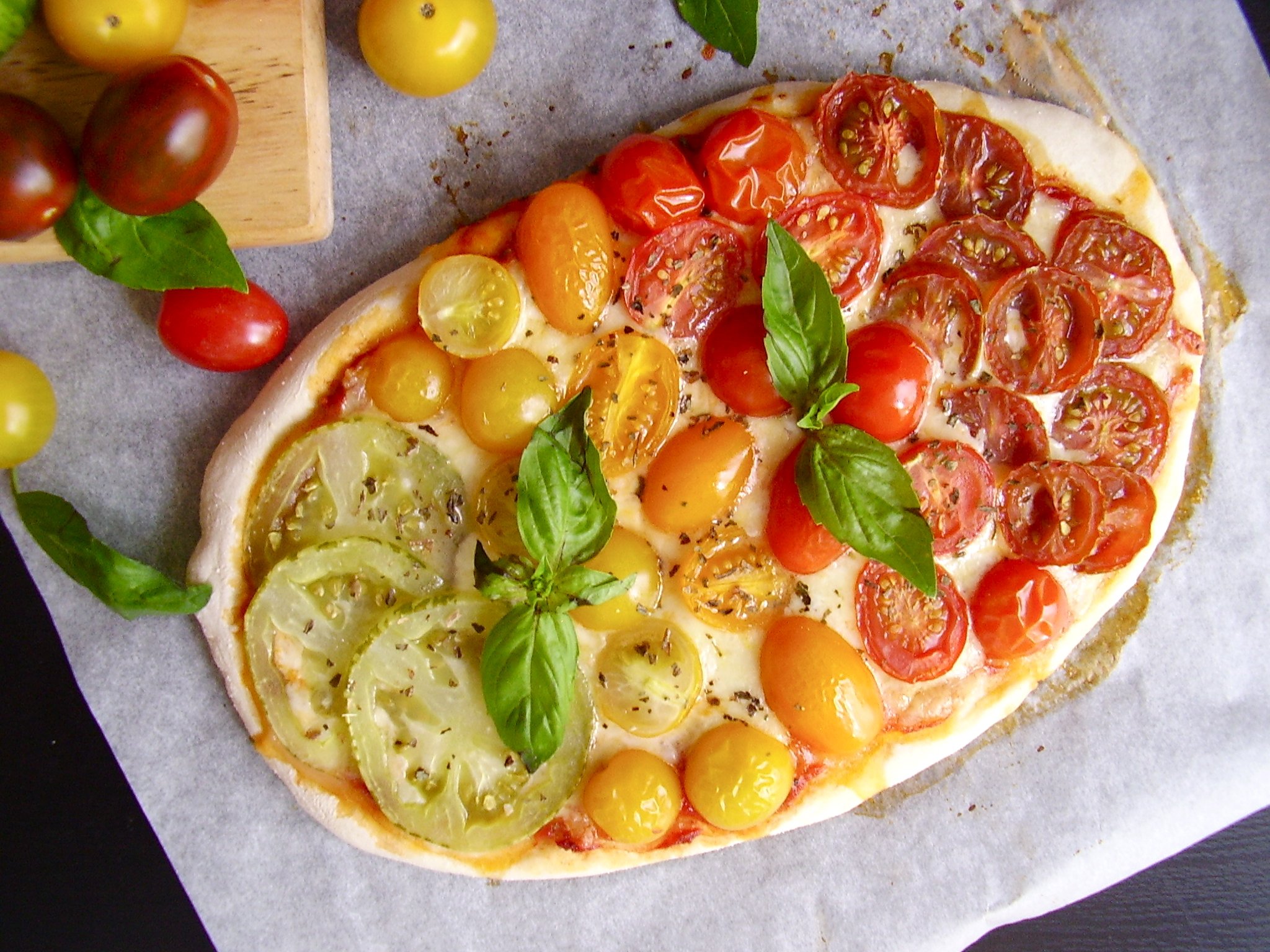 Pizza arc-en-ciel à la tomate