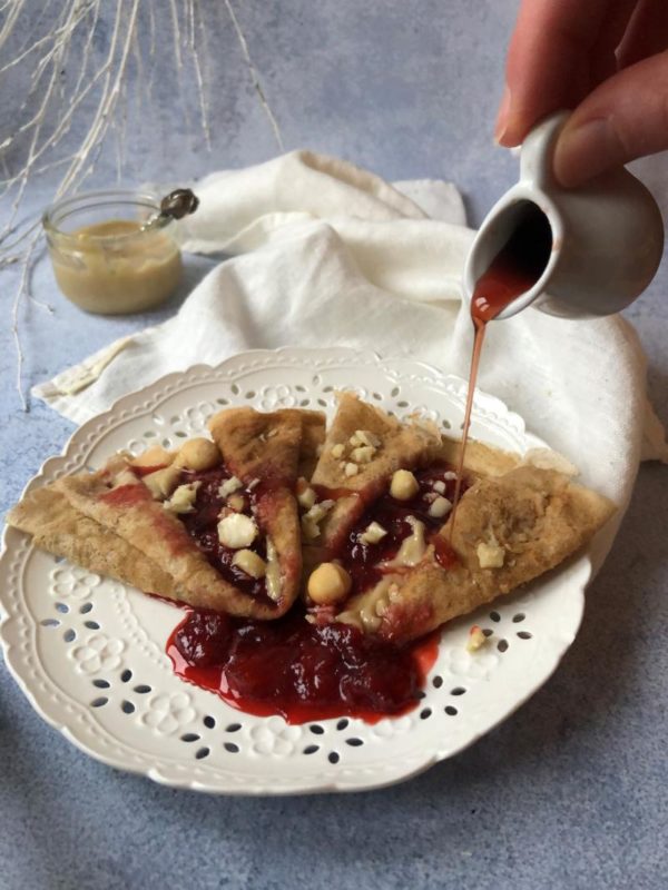 Crêpes compotée de fraises et crème de macadamia Crêpes compotée de fraises et crème de macadamia